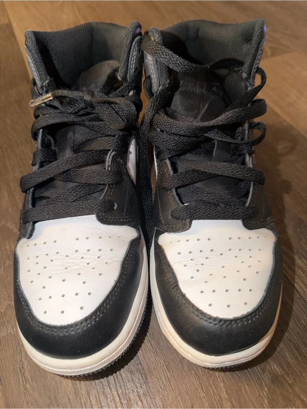 Jordan 1 Big Kids size 6 is equivalent to women’s 7 1/2 Black, White & Gray